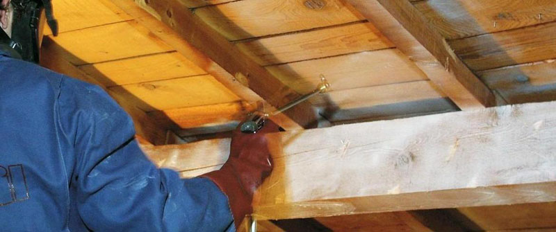 Comment se passe un démoussage de toiture ? Pamiers